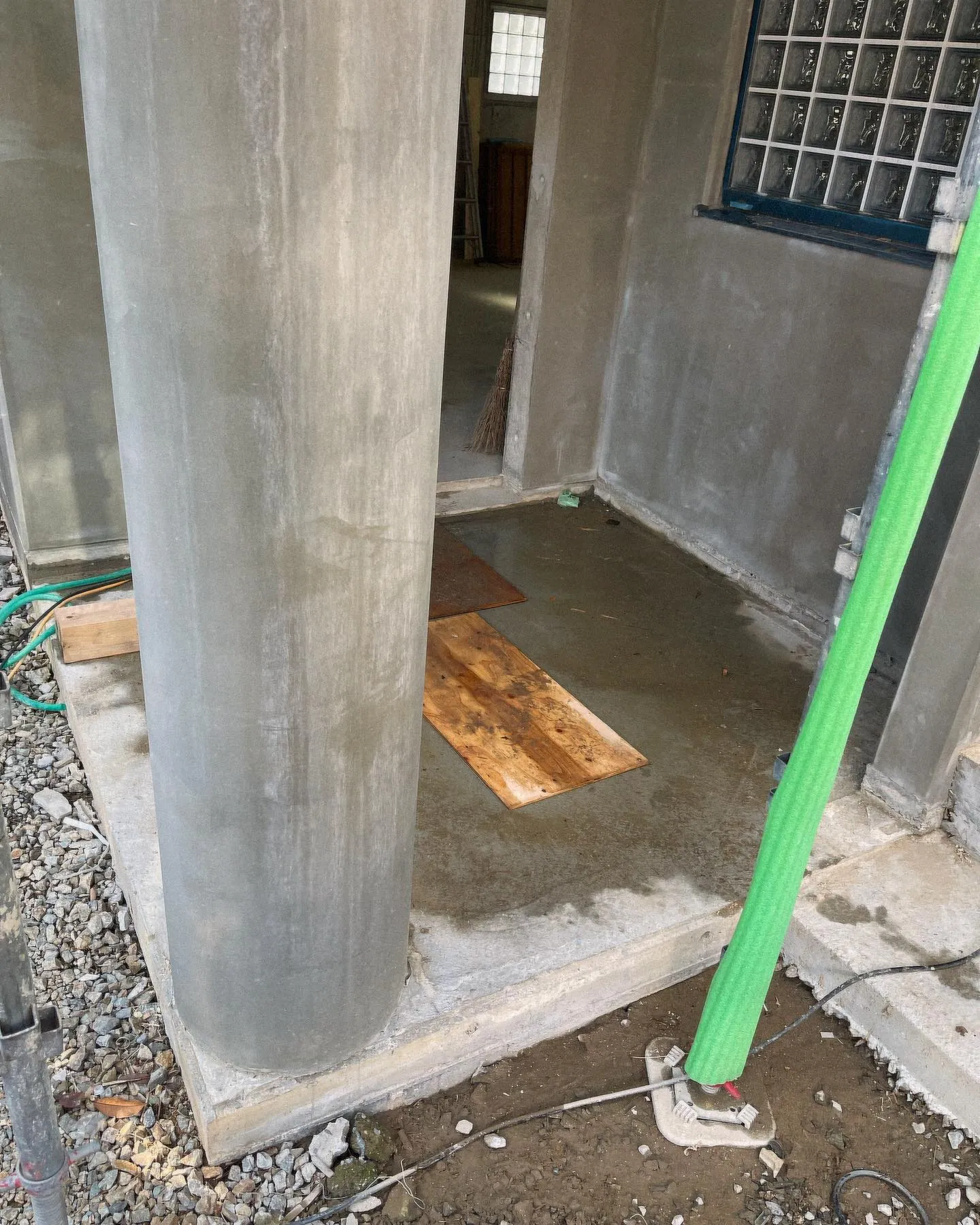 先日、お世話になってる方の実家の1階玄関・外階段・2階玄関前...