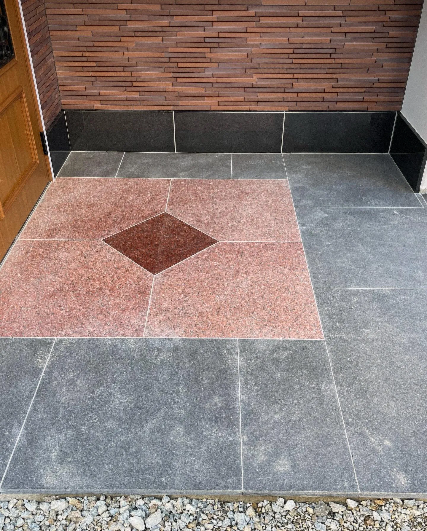 先日、お世話になってる方の実家の1階玄関・外階段・2階玄関前...