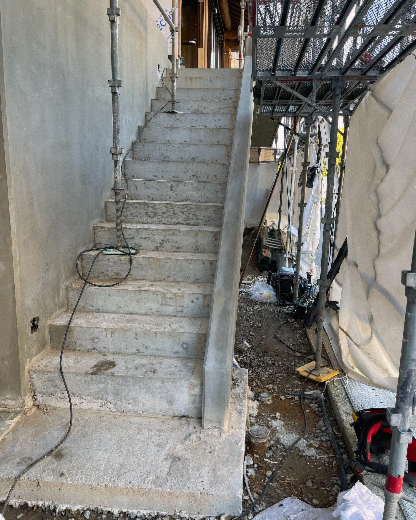 先日、お世話になってる方の実家の1階玄関・外階段・2階玄関前...