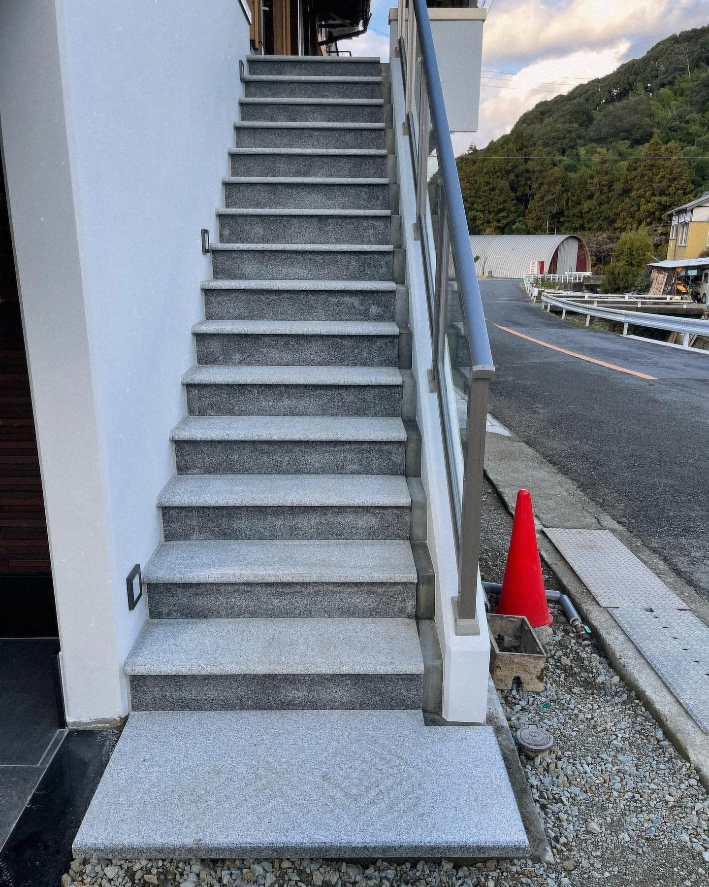 先日、お世話になってる方の実家の1階玄関・外階段・2階玄関前...