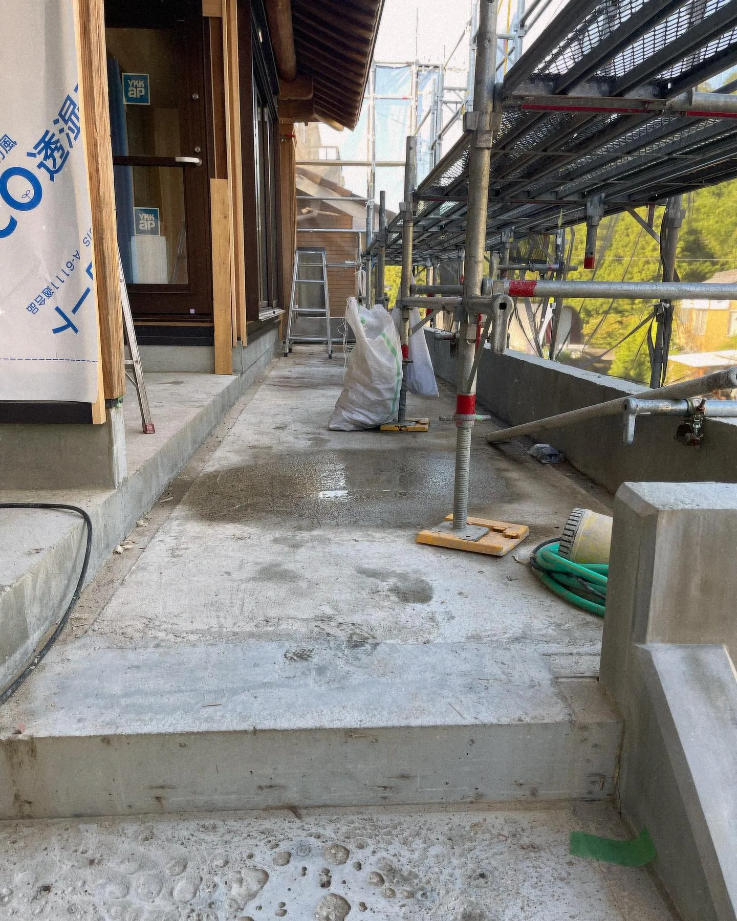 先日、お世話になってる方の実家の1階玄関・外階段・2階玄関前...