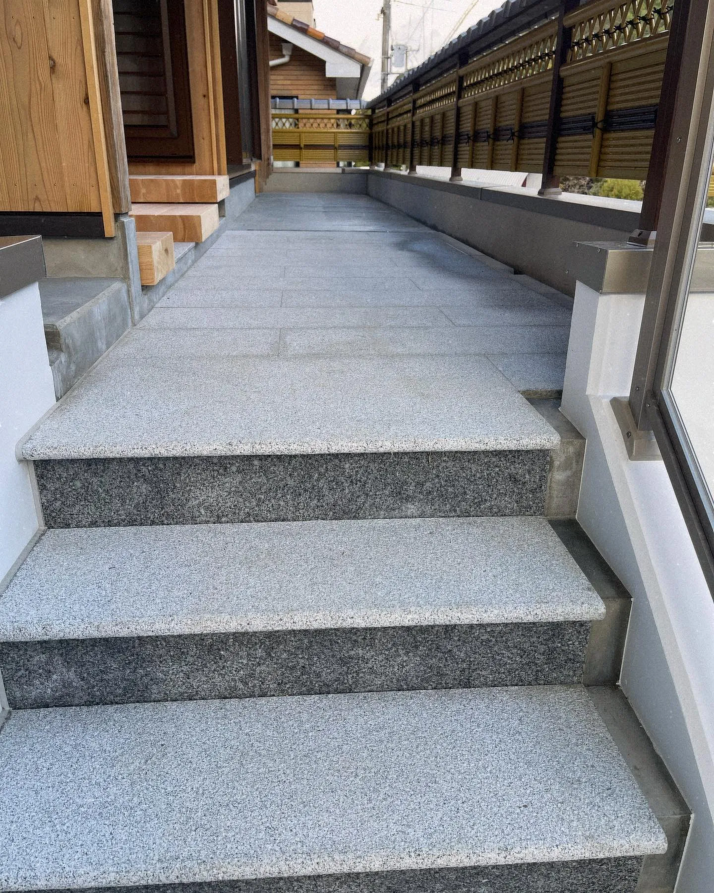 先日、お世話になってる方の実家の1階玄関・外階段・2階玄関前...