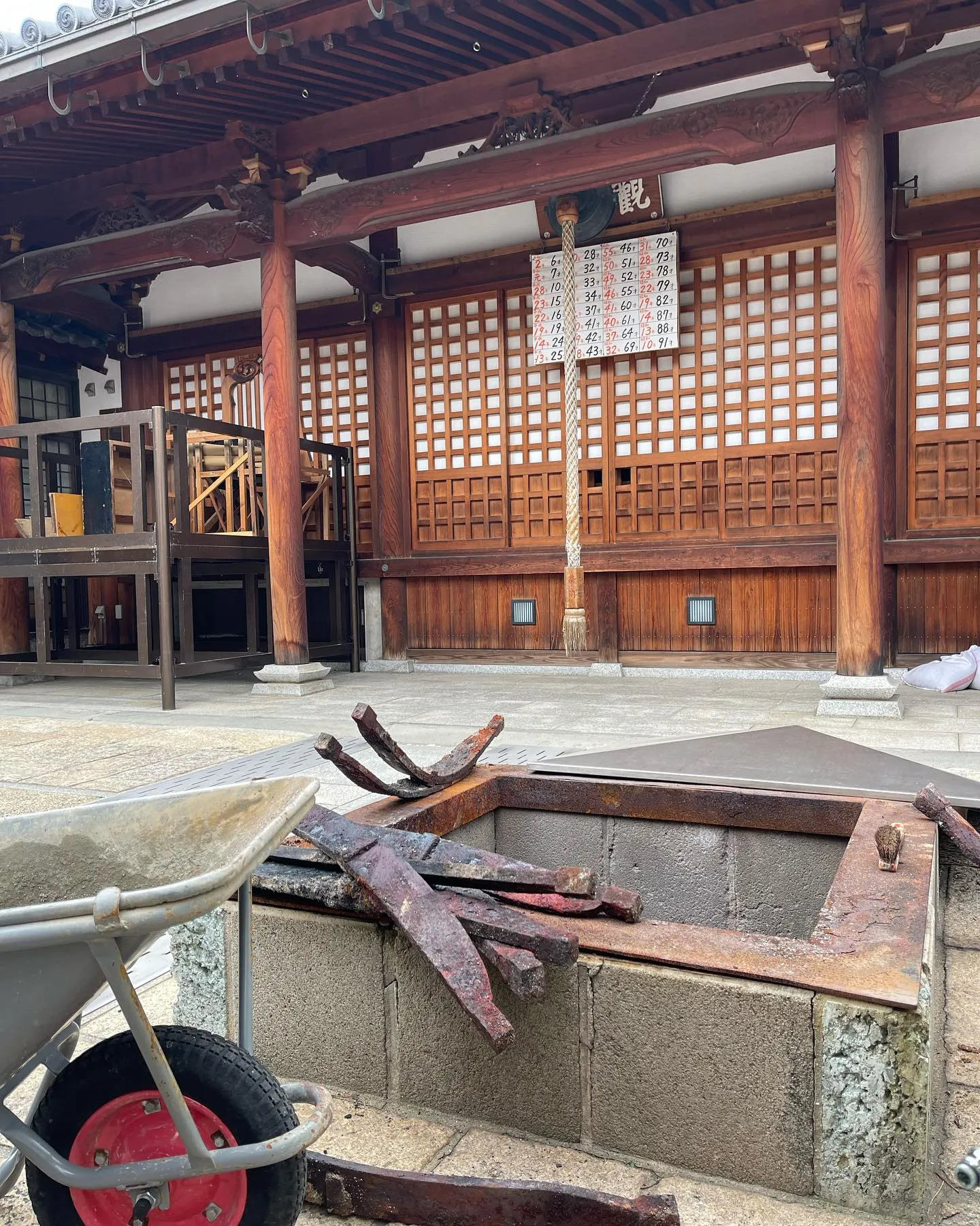 岸和田観音（高見観音）さんの護摩場の掃除です。