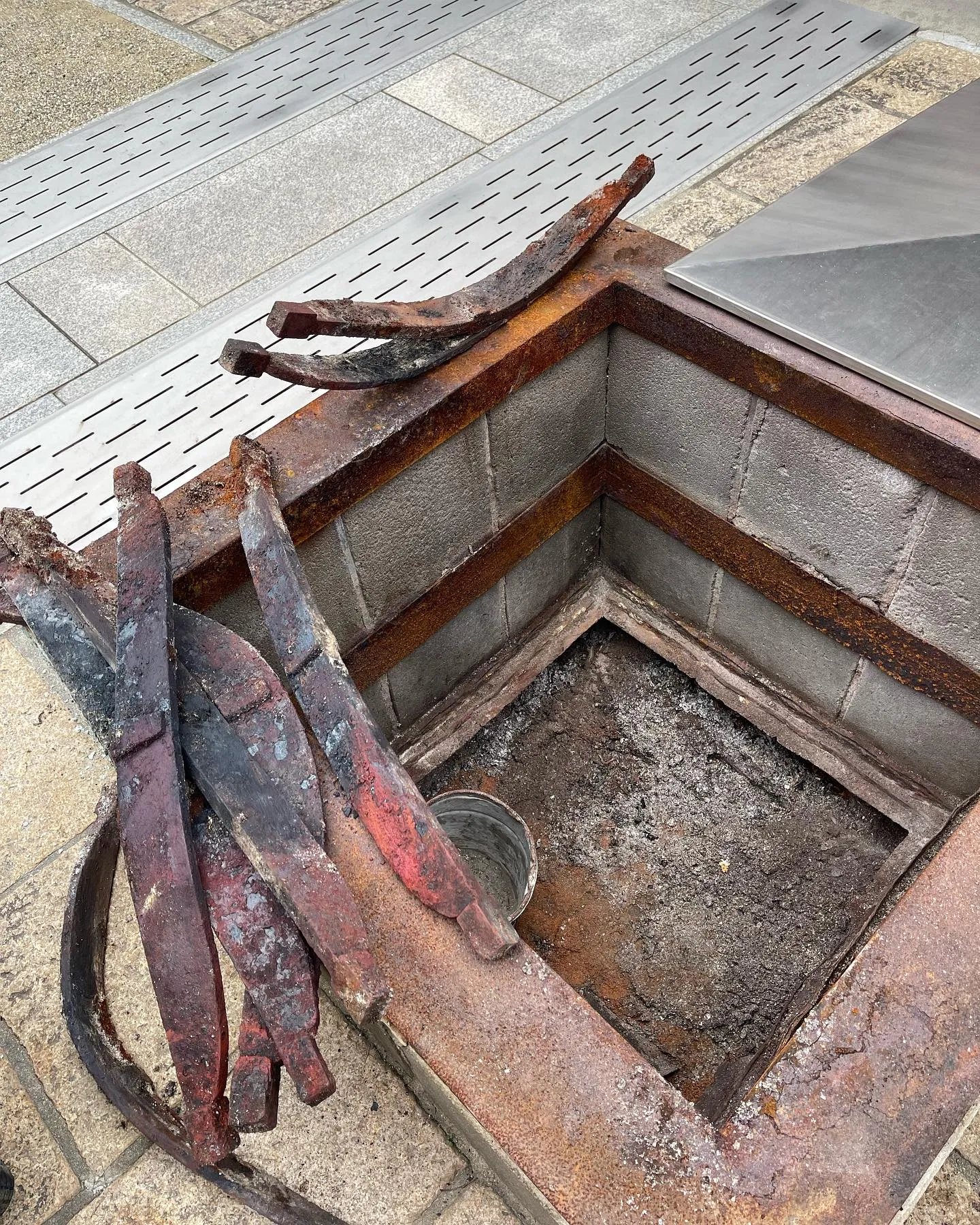 岸和田観音（高見観音）さんの護摩場の掃除です。