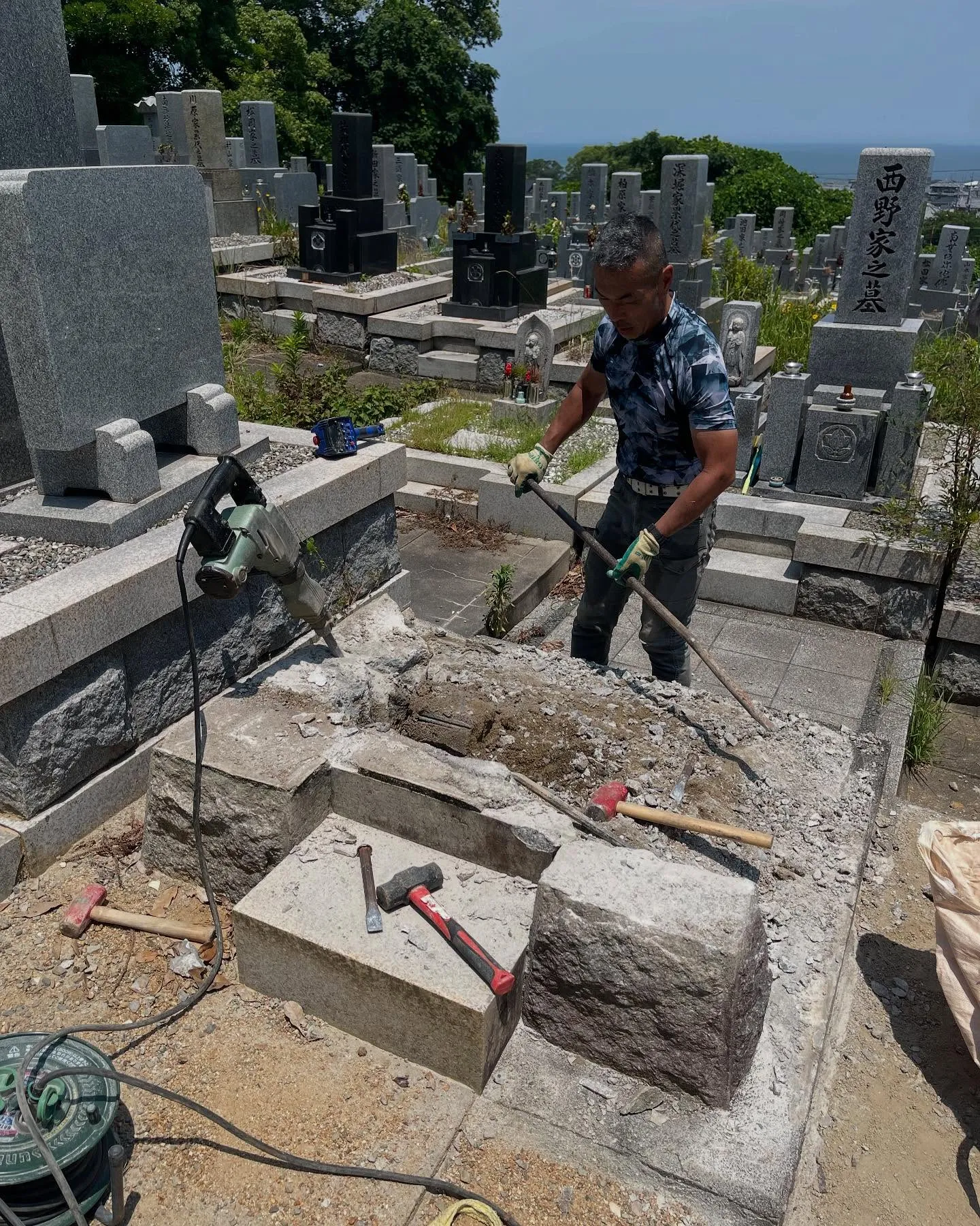 箱作の墓地で撤去作業を賜りました。