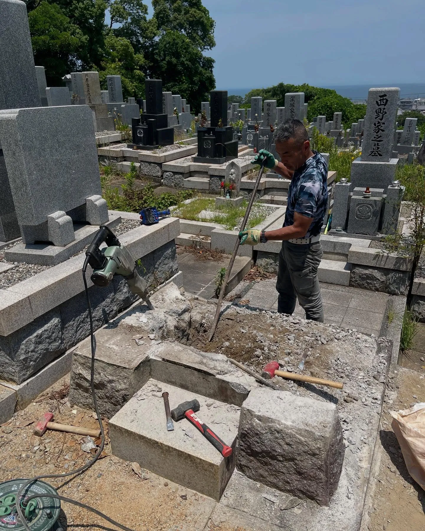 箱作の墓地で撤去作業を賜りました。
