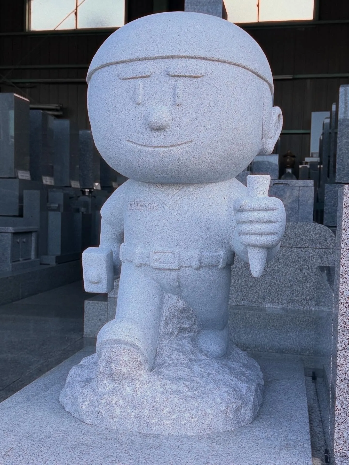 本日から弊社の展示場で烏野石材キャラクターの石正くん（いしま...