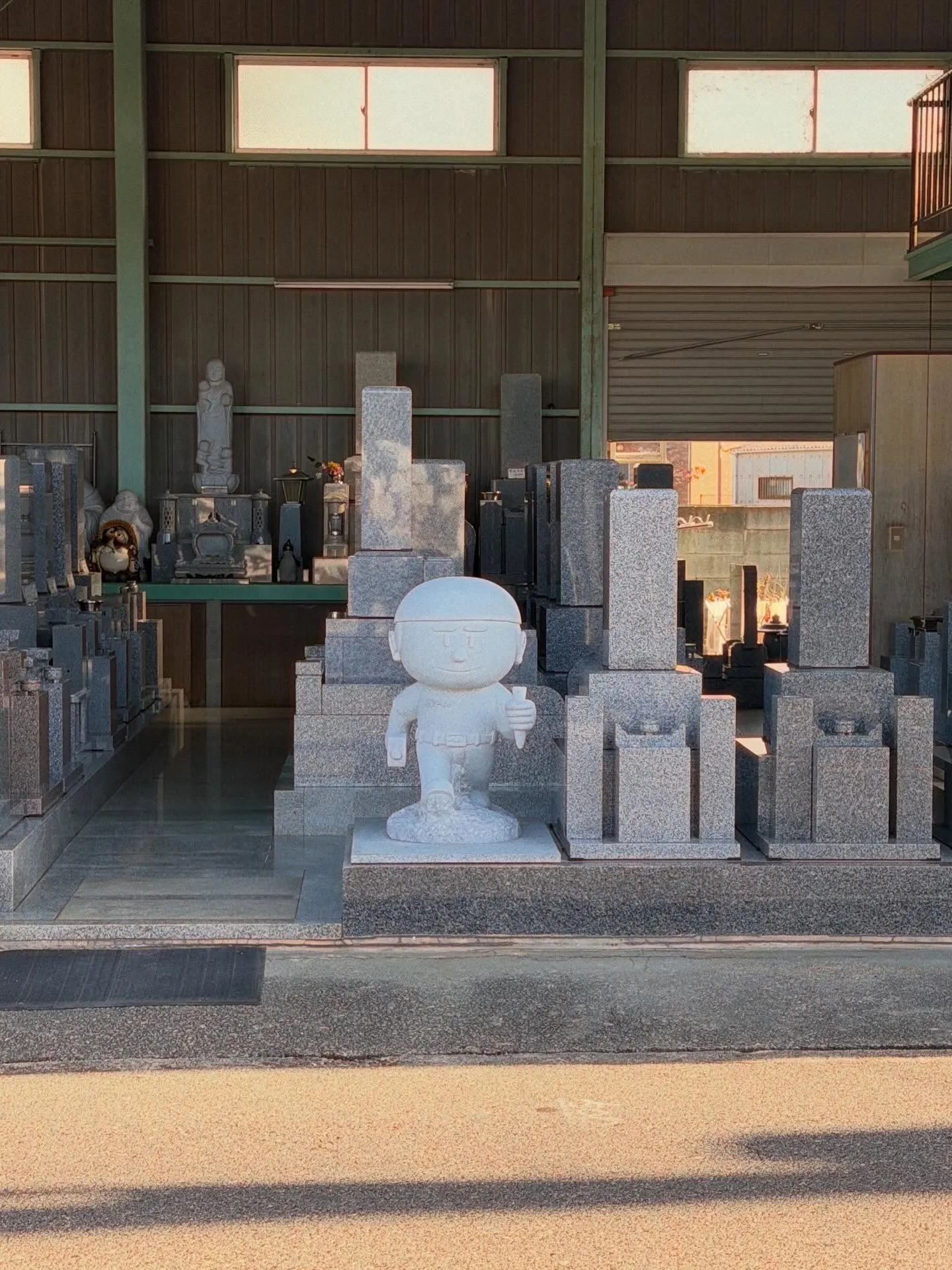 本日から弊社の展示場で烏野石材キャラクターの石正くん（いしま...