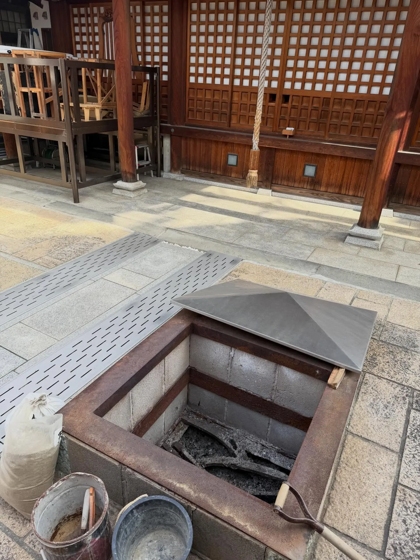 岸和田観音（高見観音）の節分祭で使用される護摩場の清掃に来ま...