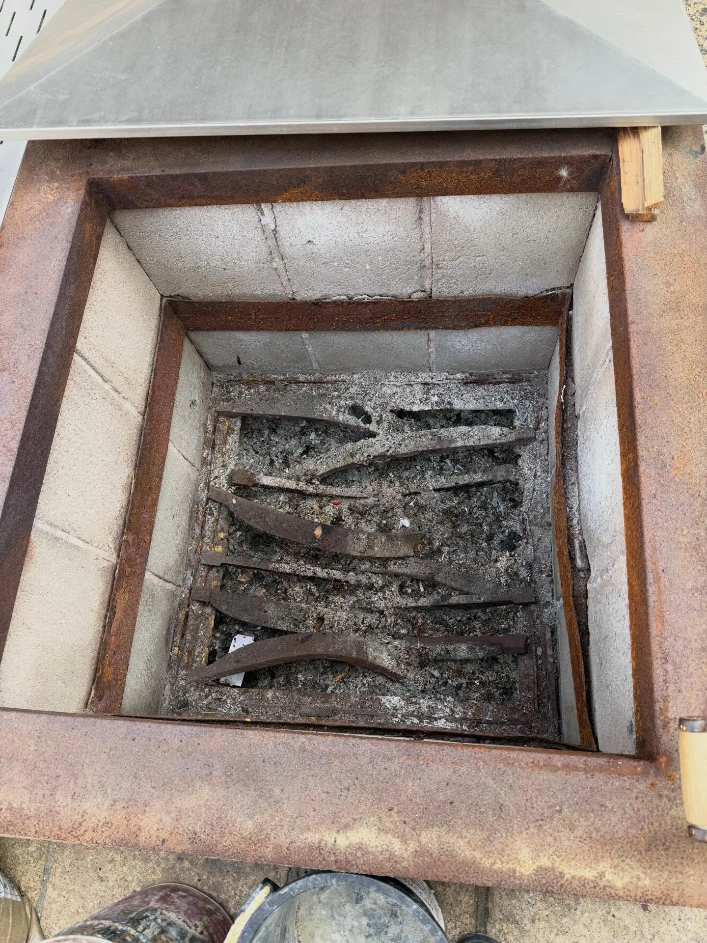 岸和田観音（高見観音）の節分祭で使用される護摩場の清掃に来ま...