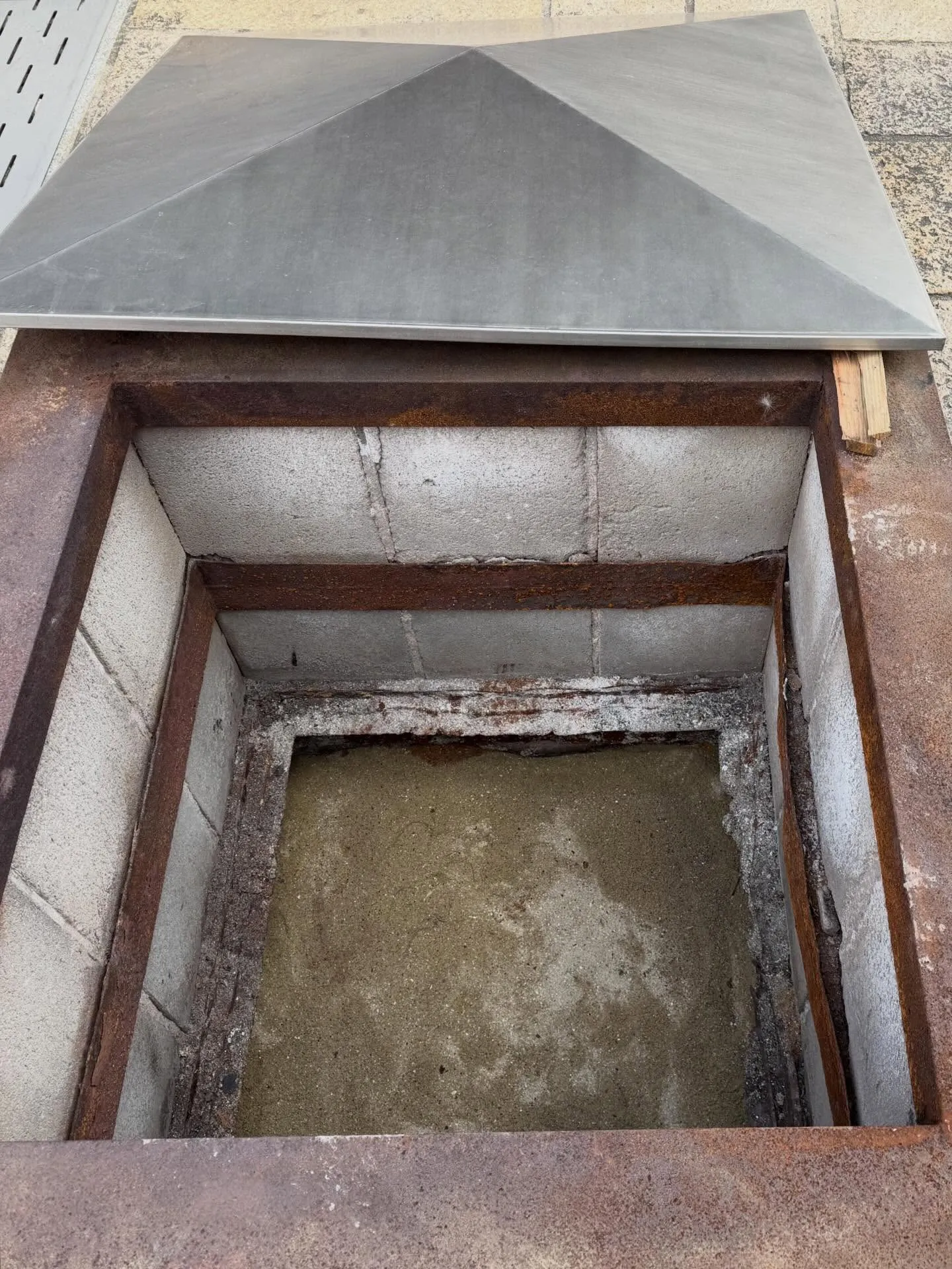 岸和田観音（高見観音）の節分祭で使用される護摩場の清掃に来ま...